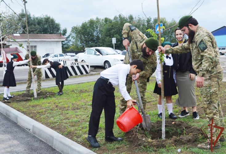 Акцию «Сад памяти» поддержали военнослужащие Росгвардии в Урус-Матране  