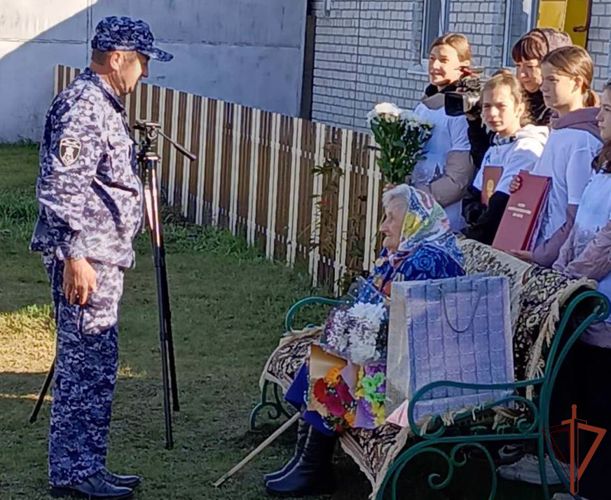 Росгвардейцы в Тюменской области поздравили участницу Великой Отечественной войны со 100-летним юбилеем 
