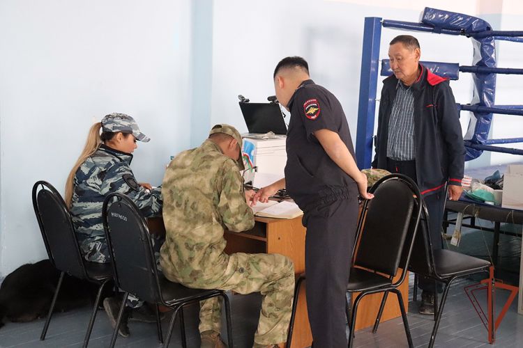 Военнослужащие и сотрудники Восточного округа Росгвардии обеспечили безопасность единого дня голосования