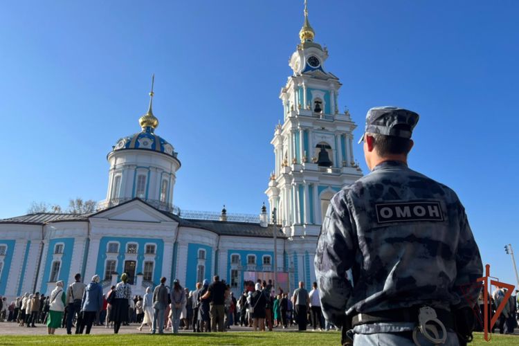 Росгвардейцы приняли участие обеспечении безопасности во время освещения Костромского Кремля