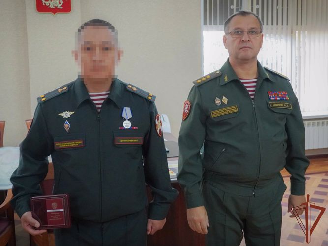 Командующий Центральным округом Росгвардии вручил отличившимся военнослужащим государственные награды 