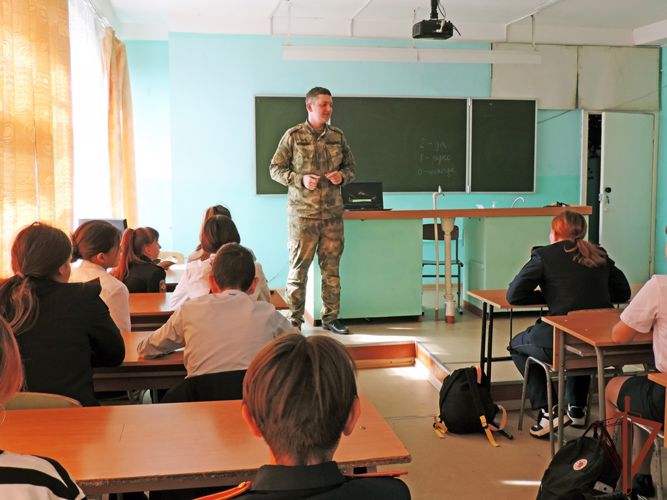 Росгвардейцы Сибирского округа встретились с воспитанниками подшефных школ по случаю Победы в Куликовской битве