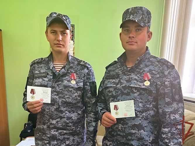 В Кузбассе наградили росгвардейцев, участвовавших в спасении провалившегося под лед ребенка