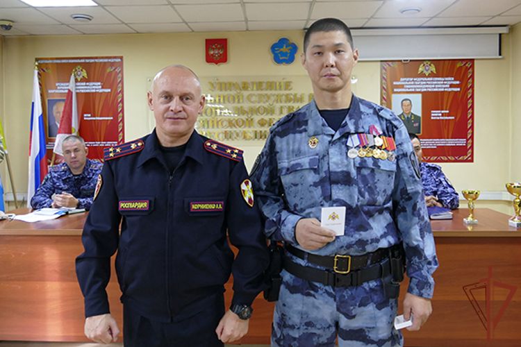 Сотрудника Росгвардии наградили ведомственной медалью «За спасение» в Тыве