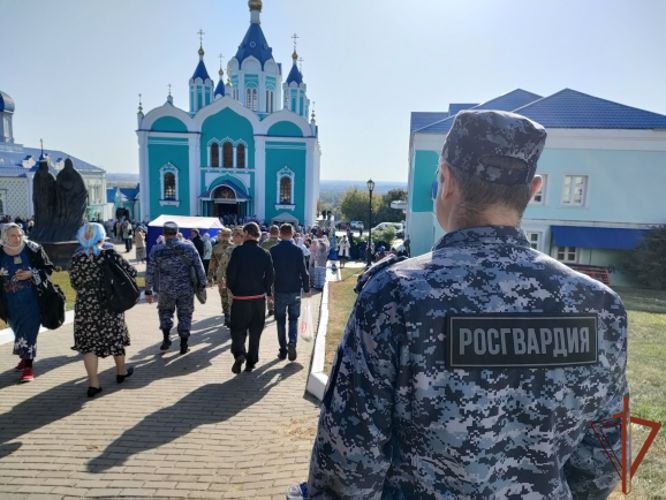 Росгвардия обеспечила безопасность Крестного хода в Курске