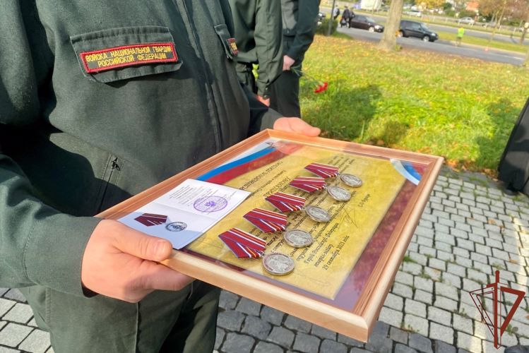 Росгвардейцы почтили память бойцов спецподразделений в Санкт-Петербурге