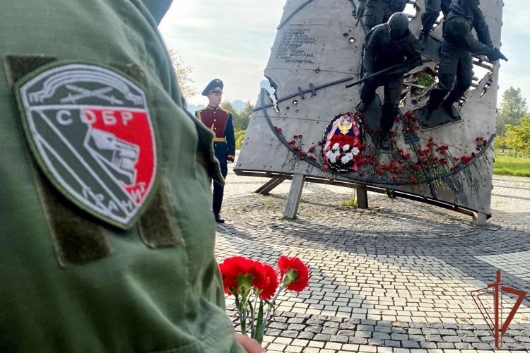 Росгвардейцы почтили память бойцов спецподразделений в Санкт-Петербурге