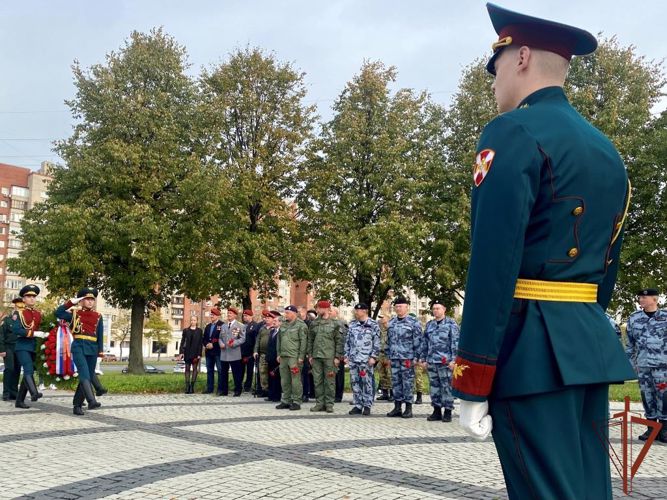 Росгвардейцы почтили память бойцов спецподразделений в Санкт-Петербурге