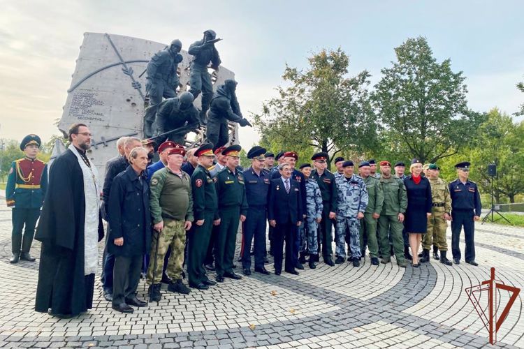 Росгвардейцы почтили память бойцов спецподразделений в Санкт-Петербурге