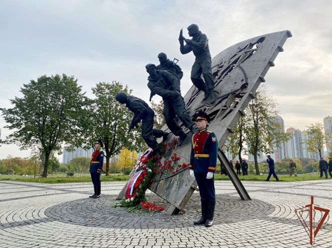 Росгвардейцы почтили память бойцов спецподразделений в Санкт-Петербурге