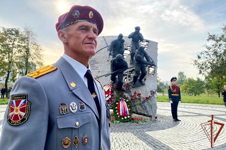 Росгвардейцы почтили память бойцов спецподразделений в Санкт-Петербурге