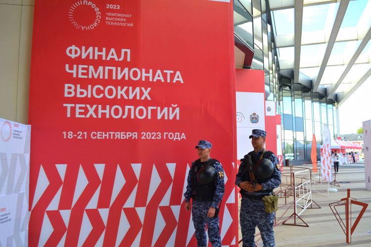 Новгородские росгвардейцы обеспечили  безопасность финала первого международного чемпионата высоких технологий