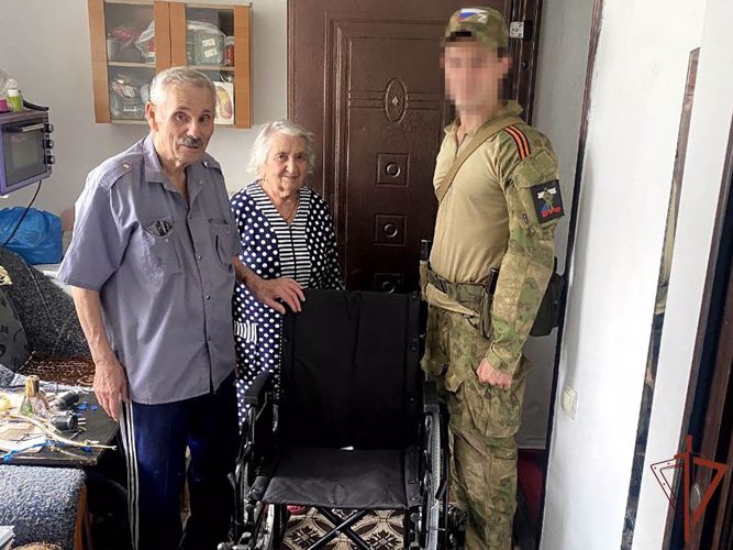 Росгвардейцы навестили семью ветеранов труда в ДНР
