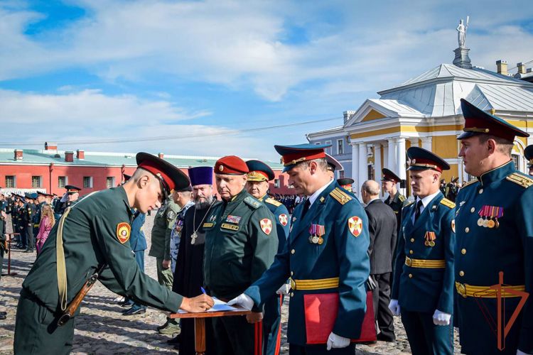 Заместитель директора Росгвардии генерал-лейтенант Алексей Воробьёв поздравил курсантов первого курса Санкт-Петербургского военного института с принятием военной присяги