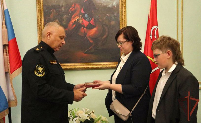 Генерал-лейтенант Алексей Воробьев передал госнаграду семье погибшего в ходе СВО росгвардейца