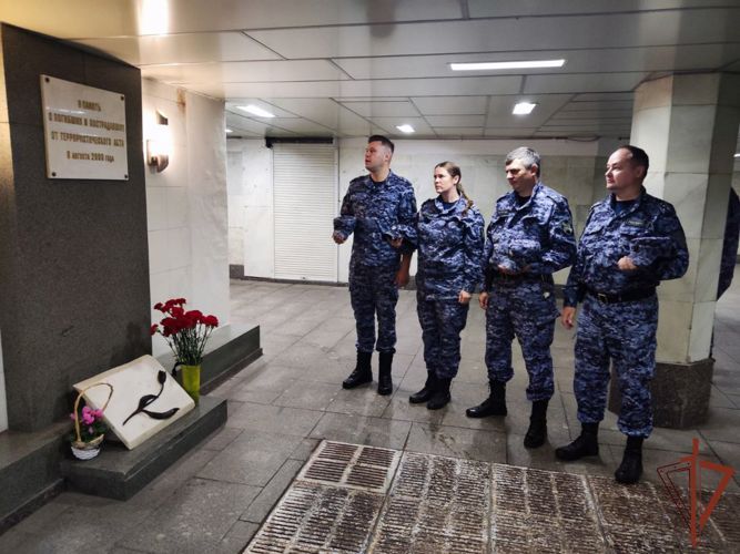 Росгвардейцы посетили памятные мемориалы в Москве в День солидарности в борьбе с терроризмом