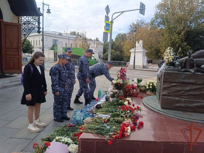 Росгвардейцы  посетили памятные мемориалы в Москве в День солидарности в борьбе с терроризмом 