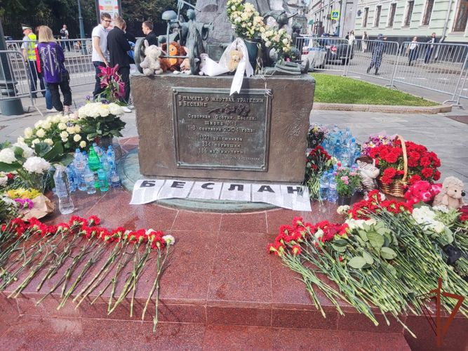 Росгвардейцы  посетили памятные мемориалы в Москве в День солидарности в борьбе с терроризмом 