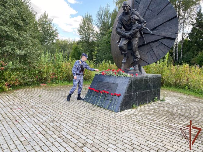 Росгвардейцы  посетили памятные мемориалы в Москве в День солидарности в борьбе с терроризмом 