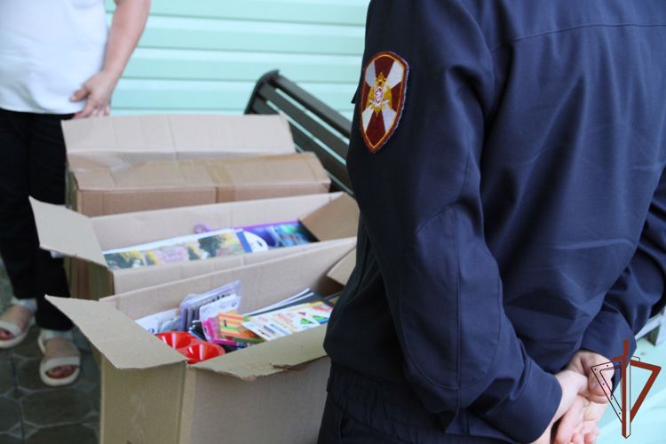 Сотрудники московского управления вневедомственной охраны присоединились к акции «Собери ребенка в школу»