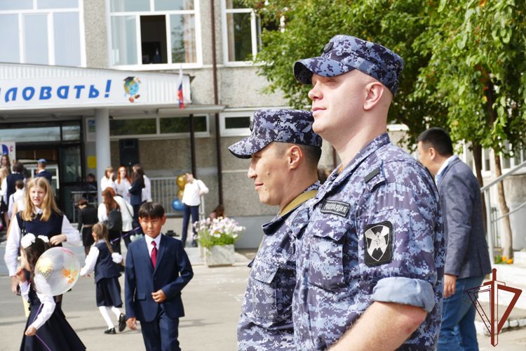 Росгвардейцы в Сибири обеспечили безопасность Дня знаний