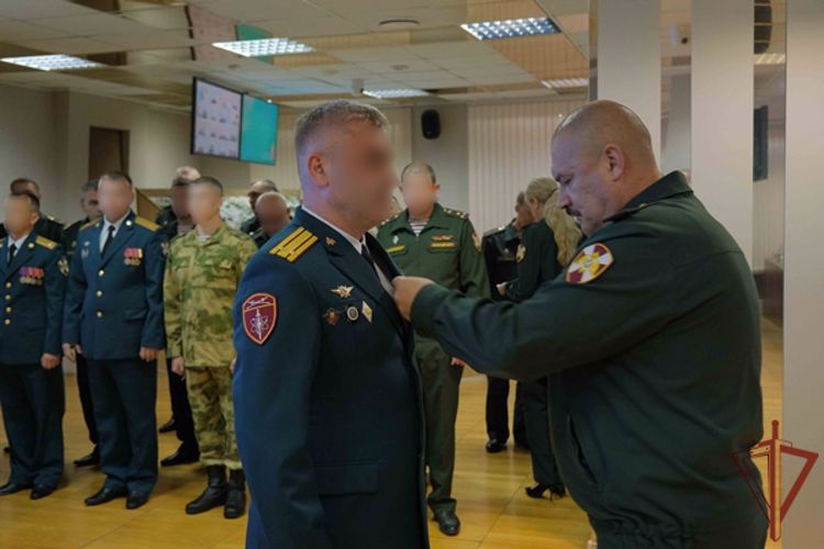 Офицерам Уральского округа Росгвардии вручены государственные награды