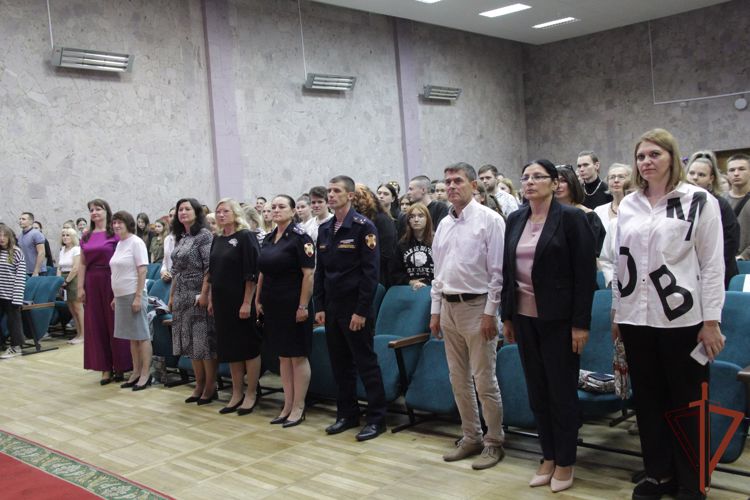 Лучшие студенты одного из университетов Белгорода отмечены именными стипендиями сотрудника ОМОН Героя России Вячеслава Воробьева
