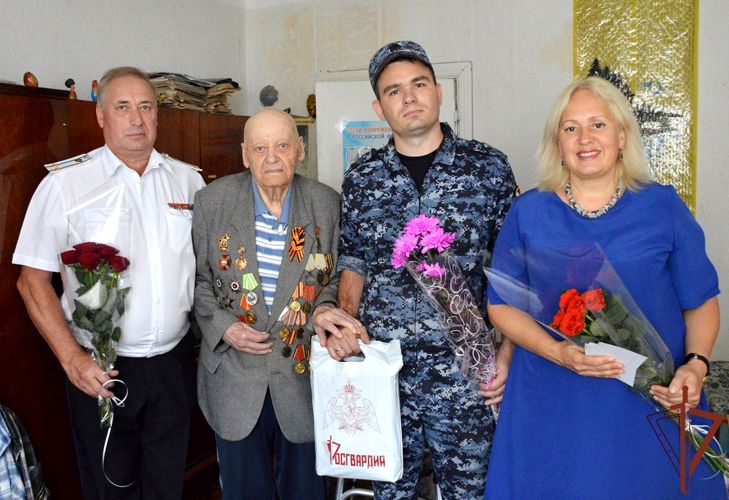  Росгвардейцы в Крыму навестили ветерана - участника последних боев Второй мировой войны 