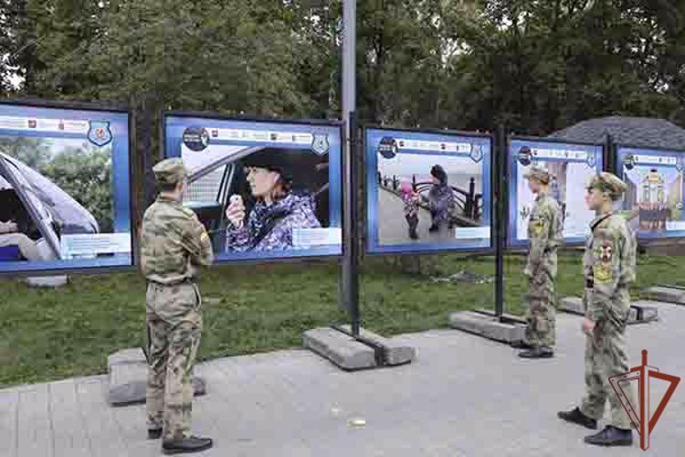 Сотрудники Росгвардии приняли  участие в фотовыставке «Женщины в погонах» 