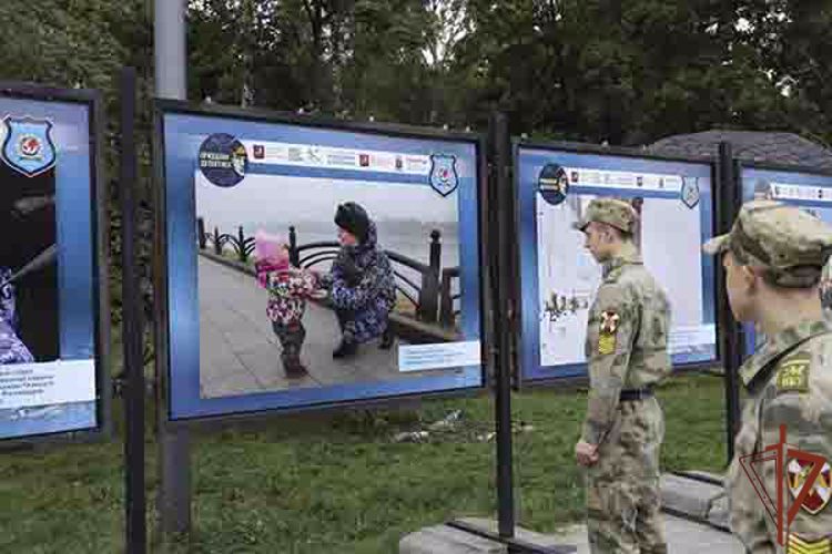 Сотрудники Росгвардии приняли  участие в фотовыставке «Женщины в погонах» 
