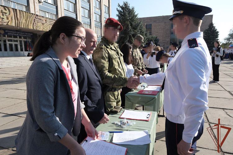 Росгвардейцы приняли участие в церемонии клятвы лицеиста в ЛНР