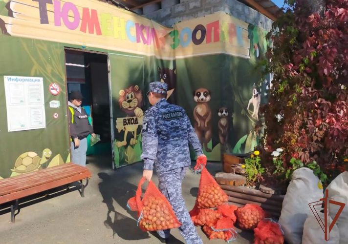 Благотворительную помощь нуждающимся оказали росгвардейцы в Тюмени