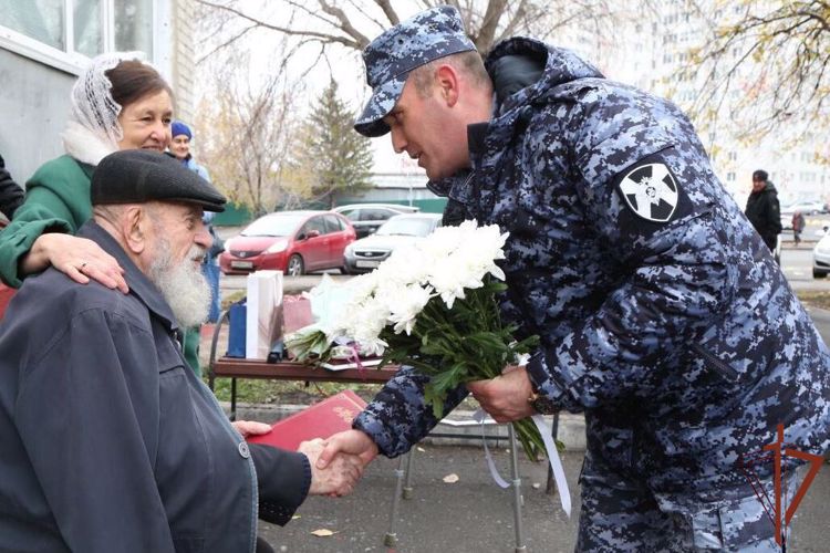 Со 100-летним юбилеем ветерана Великой Отечественной войны поздравили росгвардейцы в Тюмени (видео)