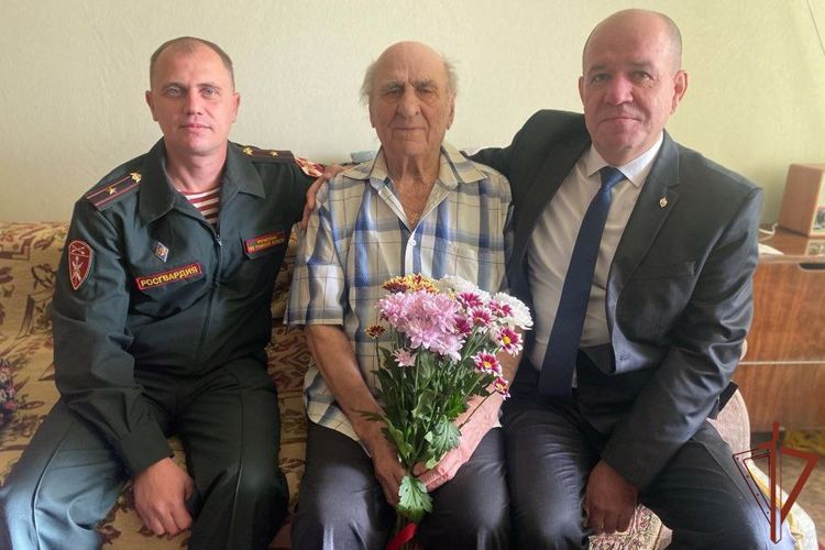 Росгвардия поздравила с 97-летием ветерана Великой Отечественной войны в Томской области