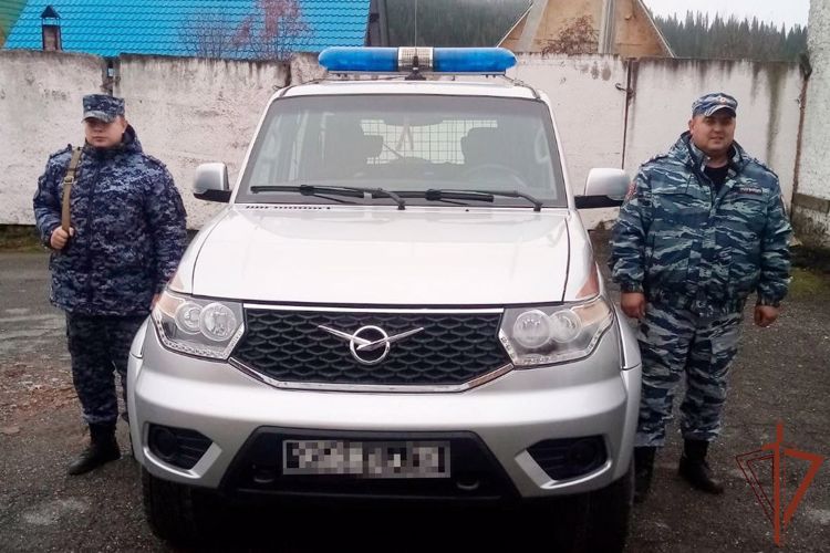 Патруль Росгвардии эвакуировал около 50 жителей из горящей многоэтажки в Кузбассе