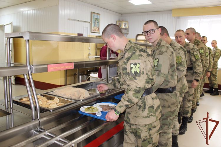 В Центре подготовки личного состава Северо-Западного округа Росгвардии повара отмечают свой профессиональный праздник