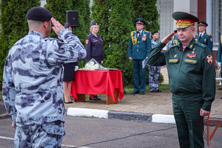 Командующий СЗО Росгвардии поздравил сотрудников ОМОН с 35-летним юбилеем отрядов
