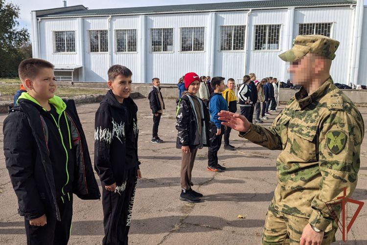 Росгвардейцы из Крыма, Луганска и Херсона провели тематические мероприятия для школьников
