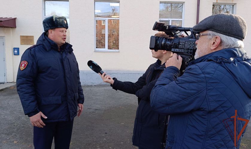 В преддверии Дня образования вневедомственной охраны сотрудники Росгвардии стали героями сюжетов и праздничных мероприятий в Сибири (видео)