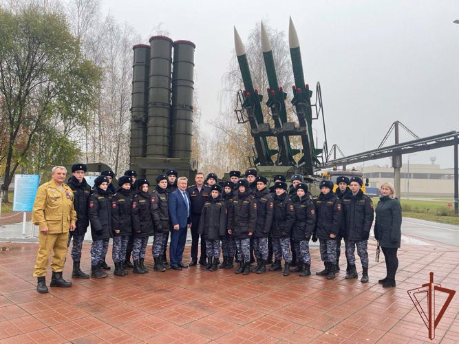 В Подмосковье курсанты патриотического движения Росгвардии «Гвардейская смена» посетили Воскресенский агрегатный завод
