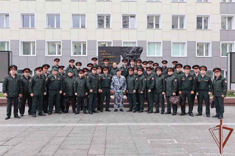 Со спецподразделениями столичного главка Росгвардии познакомили слушателей общевойсковой академии 