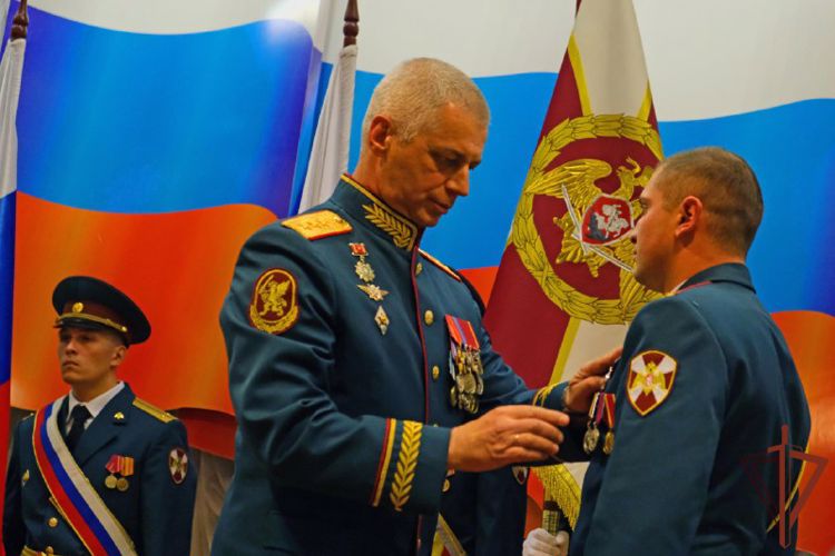 Генерал-полковник Сергей Бойко вручил личный штандарт командующего Уральским округом войск национальной гвардии Российской Федерации генерал-лейтенанту Владимиру Спиридонову (видео)