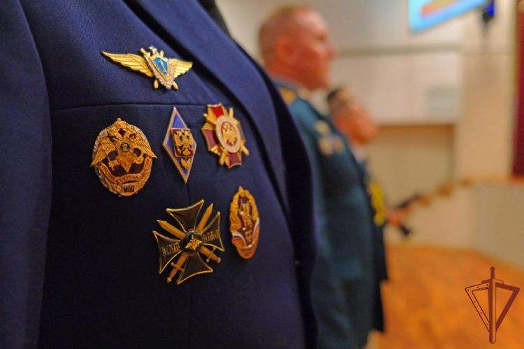 Генерал-полковник Сергей Бойко вручил личный штандарт командующего Уральским округом войск национальной гвардии Российской Федерации генерал-лейтенанту Владимиру Спиридонову (видео)