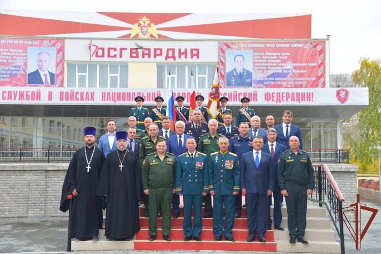 Генерал-полковник Сергей Бойко вручил личный штандарт командующего Уральским округом войск национальной гвардии Российской Федерации генерал-лейтенанту Владимиру Спиридонову (видео)