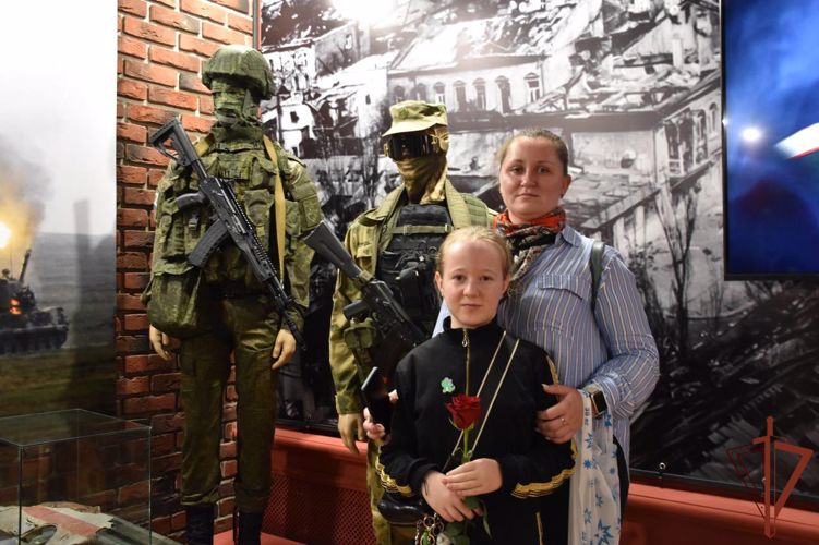  Росгвардейцы передали в Костроме экспонаты для выставки, посвященной героям СВО