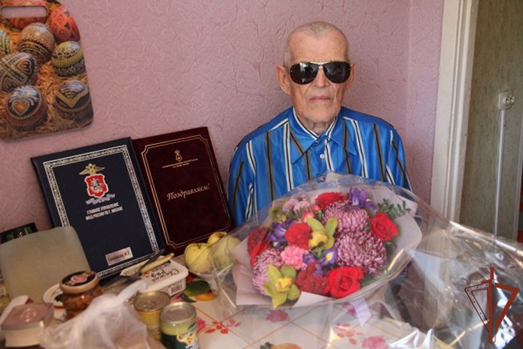 Росгвардейцы из Москвы поздравили труженика тыла с 95-летием 