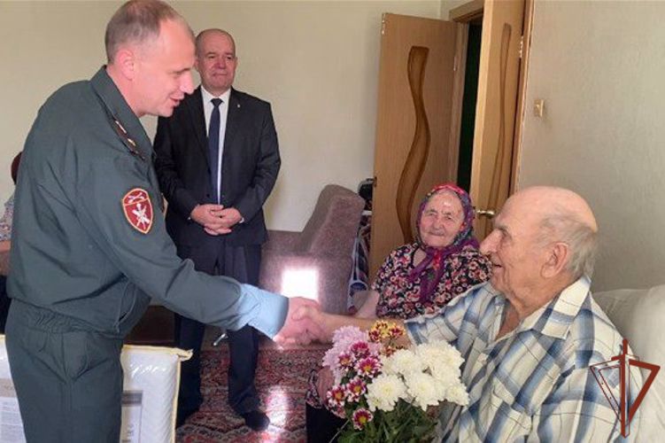 Росгвардия поздравила с 97-летием ветерана Великой Отечественной войны в Томской области