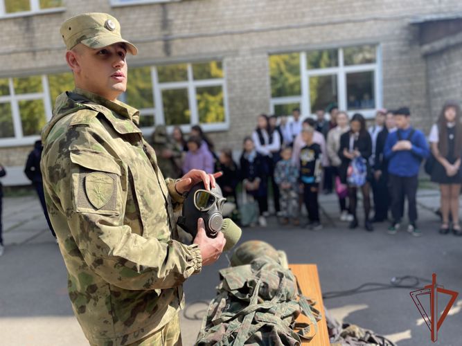 Уроки мужества и профориентационные мероприятия провели росгвардейцы в Сибири 