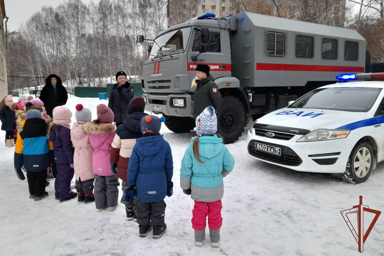 Росгвардейцы провели уроки дорожной безопасности для детей в Сибири