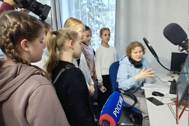 В  преддверии Дня телевидения дети росгвардейцев побывали в гостях у ГТРК «Курган»